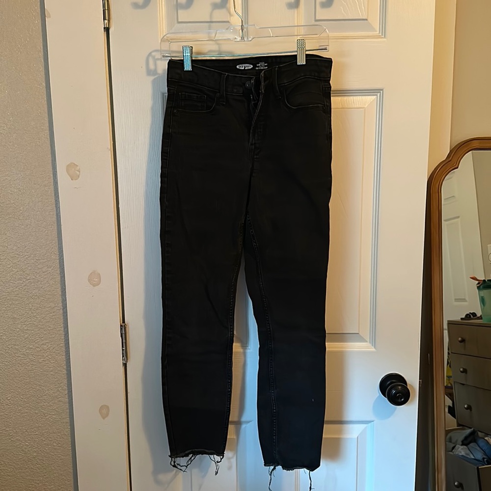 Old Navy Size 4 black ankle jeans.
